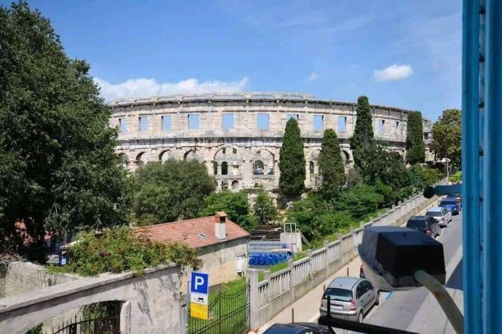 Colloseum View From The Apartment Pula Eksteriør billede